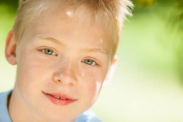 Γκρο Πλαν Άποψη Για Όμορφο Μικρό Ξανθό Αγόρι Καστανά Χρωματιστά — Φωτογραφία Αρχείου