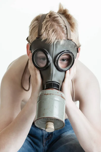 Singolo Bambino Petto Nudo Con Maschera Chimica Antigas Jeans Blu — Foto Stock