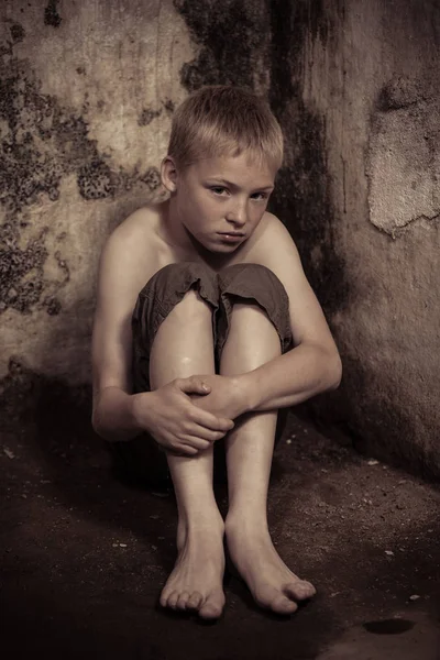 Ensamstående Fängslade Manliga Barn Shorts Sittande Golvet Med Armarna Runt — Stockfoto