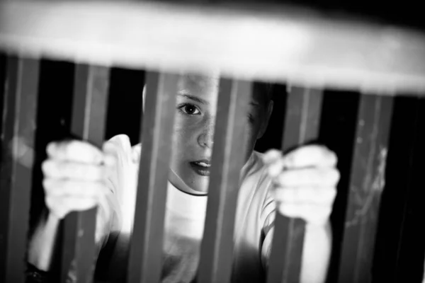 Черно Белый Взгляд Запутанного Ребенка Одиночки Заключенного Тюрьму Руками Хватающими — стоковое фото
