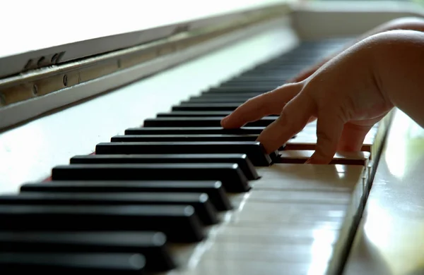Die Hand Eines Jährigen Beim Klavierspielen Mit Einem Schönen Dof — Stockfoto