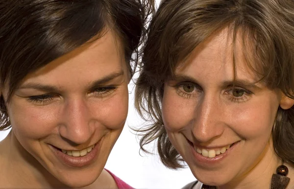 Dwie Siostry Patrzące Dół Zaskoczone Szczęśliwe — Zdjęcie stockowe
