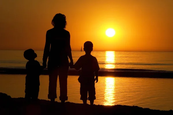 Красивая Семейная Фотография Матери Двух Сыновей Стоящих Пляже Глядя Закат — стоковое фото