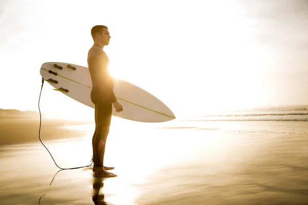 Ein Surfer Mit Seinem Surfbrett Auf Den Dünen Mit Blick — Stockfoto