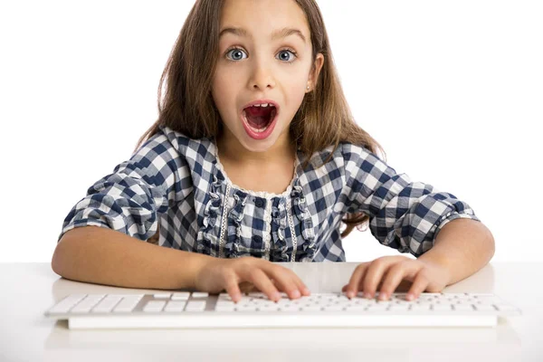 Meisje Zittend Een Bureau Werken Met Een Computer — Stockfoto