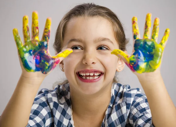 Ładny Uśmiechnięta Dziewczynka Rąk Paincie — Zdjęcie stockowe