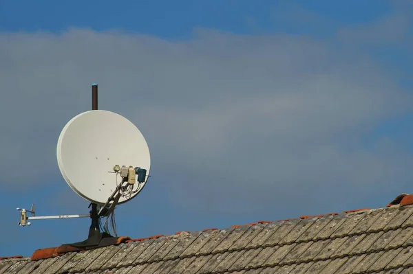 欠陥のある屋根の上の鋼管に衛星アンテナ — ストック写真