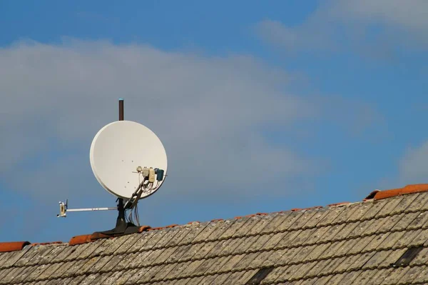 Antena Satelital Una Tubería Acero Techo Con Cresta Defectuosa Del — Foto de Stock