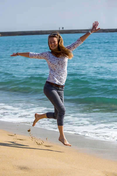 Mooi Meisje Springt Bij Het Meer — Stockfoto