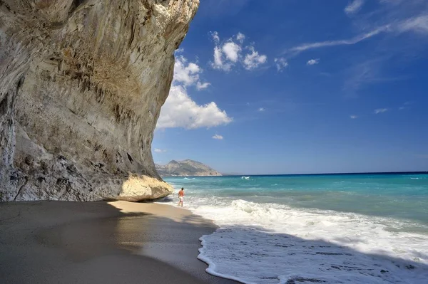 Pequena Praia Com Falésias Altas Ondas Quebrando Praia Arenosa Homem — Fotografia de Stock