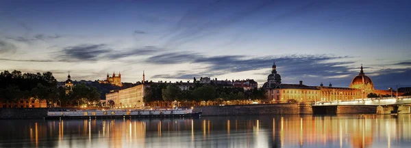 从罗讷河河在酒店迪和富尔韦圣母院大教堂 法国的里昂城市夜景 — 图库照片