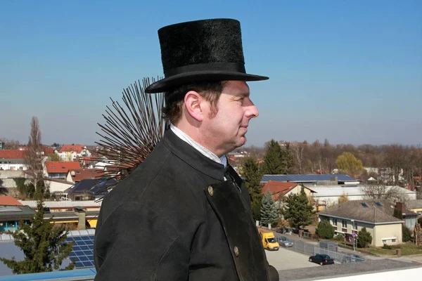 Ένας Άντρας Καπέλο Και Όπλο Στο Βάθος Της Πόλης — Φωτογραφία Αρχείου