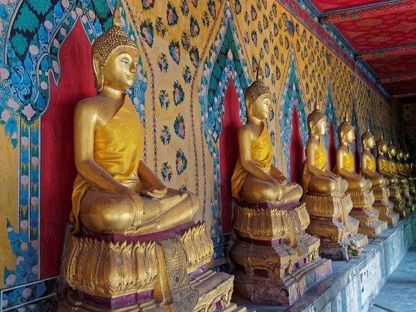 Een Lijn Van Goudene Zittende Boeddha Standbeelden Bij Wat Arun — Stockfoto