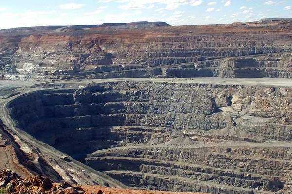 1200メートルの深さのクレーターを持つ西オーストラリア州のKalgoorlie金鉱山 — ストック写真