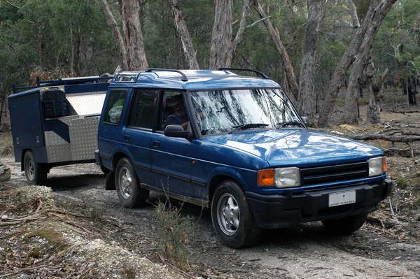 森の中に大きなトレーラーを持つすべての地形車両 ビクトリア オーストラリア — ストック写真