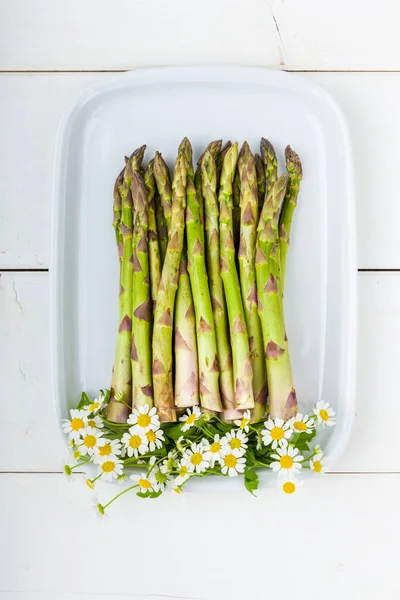 Asperges Vertes Fraîches Sur Une Assiette Blanche Sur Sol Lumineux — Photo