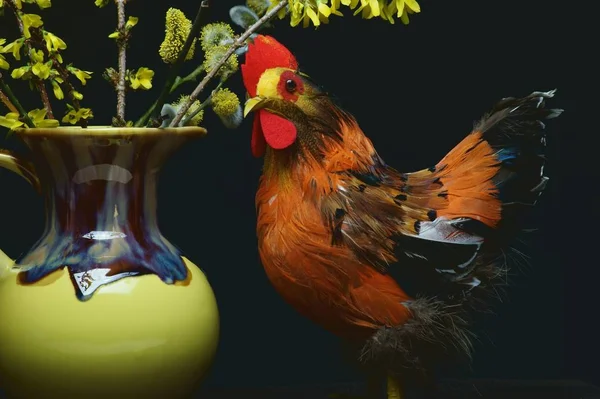 Pollo Como Decoración Medio Jarrón Amarillo Con Sauce Ramo Forsythia —  Fotos de Stock