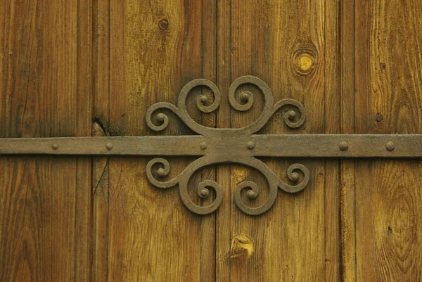 Accesorios Hierro Una Puerta Madera Con Patrón Decorativo — Foto de Stock