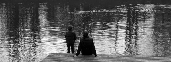 Ojciec Syn Patrzą Jezioro — Zdjęcie stockowe