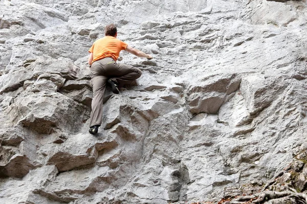 Joven Escalando Roca — Foto de Stock