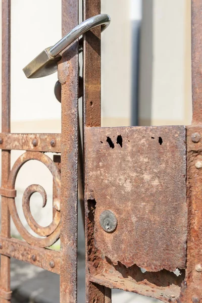 Porta Metálica Enferrujada Fechada Com Cadeado Imagem Conceitual — Fotografia de Stock