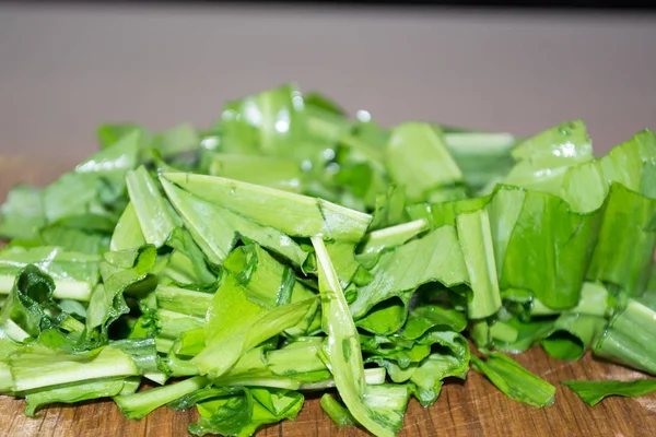 木盘上健康的绿色沙拉 随时可供食用 — 图库照片