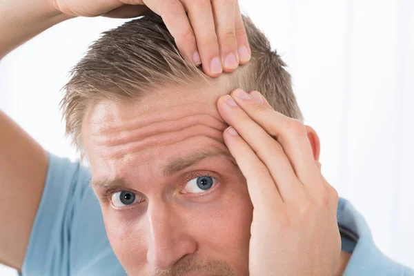 Gros Plan Jeune Homme Examinant Ses Cheveux Maison — Photo