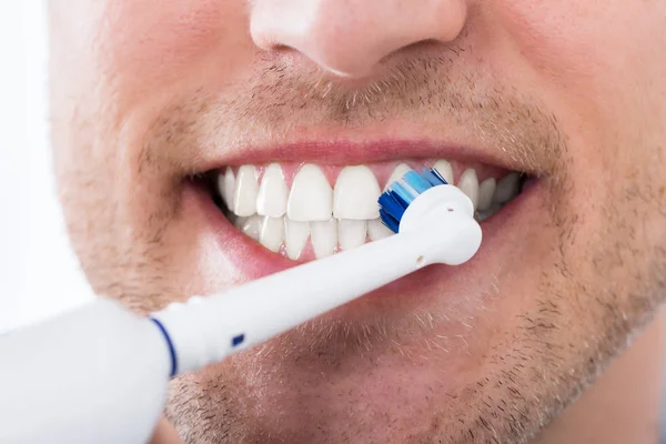 Крупный План Зубов Молодого Человека Электрической Зубной Щеткой — стоковое фото