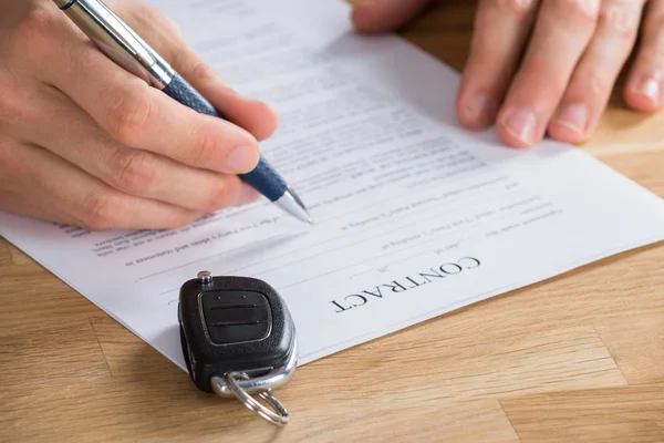 Close Businessperson Segurando Caneta Contrato Papel Com Chave Carro Nele — Fotografia de Stock