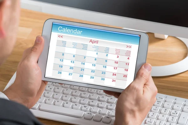 Cierre Jóvenes Empresarios Utilizando Calendario Tabletas Digitales Computer Desk —  Fotos de Stock