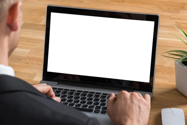 Крупним Планом Бізнесмен Використовуючи Ноутбук Порожнім Екраном Столі — стокове фото