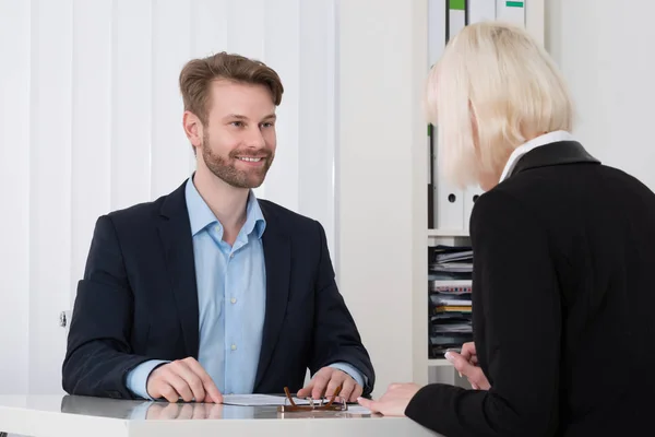 Due Giovani Imprenditori Conversazione Ufficio — Foto Stock