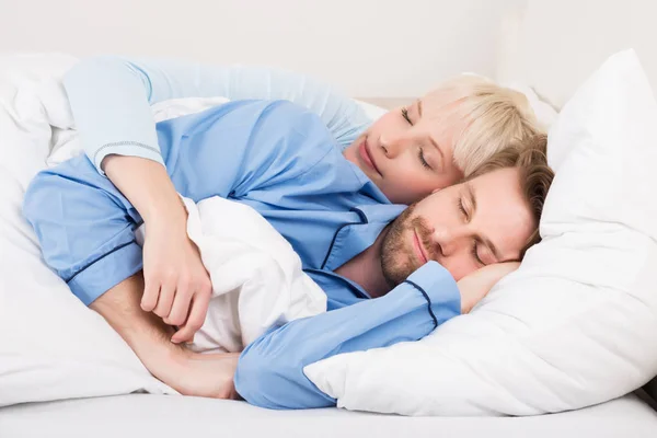 Kobietę Ogarniają Człowieka Podczas Snu Łóżko Domu — Zdjęcie stockowe