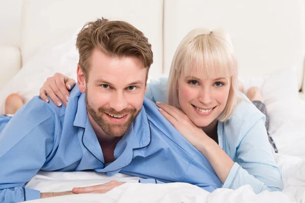 Glücklich Jung Pärchen Liegend Auf Bett Schlafzimmer Bei Zuhause — Stockfoto