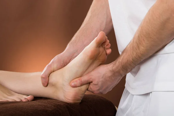 Close Uma Mulher Recebendo Massagem Nos Pés Terapeuta Masculino Spa — Fotografia de Stock