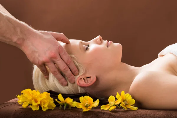 Jonge Vrouw Hoofd Massage Ontvangen Met Een Massage Spa Van — Stockfoto