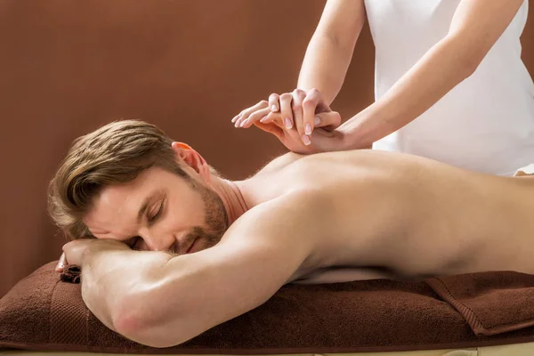 Portret Van Een Jonge Man Ontvangen Terug Massage Bij Een — Stockfoto