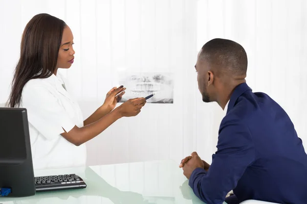 Afro Amerikaanse Vrouw Tandarts Toont Stralen Aan Patiënt Diagnostisch Centrum — Stockfoto