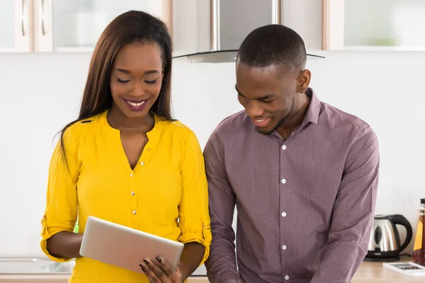 Jovem Casal Afro Americano Usando Tablet Digital Cozinha Para Receita — Fotografia de Stock