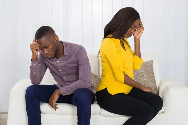 Jovem Casal Africano Infeliz Sentado Volta Sofá Casa — Fotografia de Stock