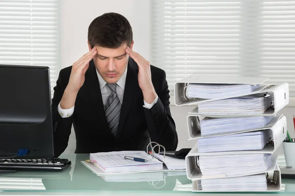 Hombre Negocios Que Sufre Dolor Cabeza Con Factura Escritorio —  Fotos de Stock