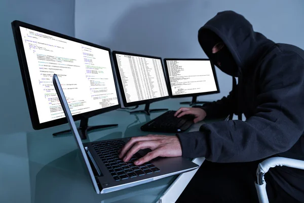 Hacker Stehlen Daten Auf Mehreren Computern Und Laptops — Stockfoto