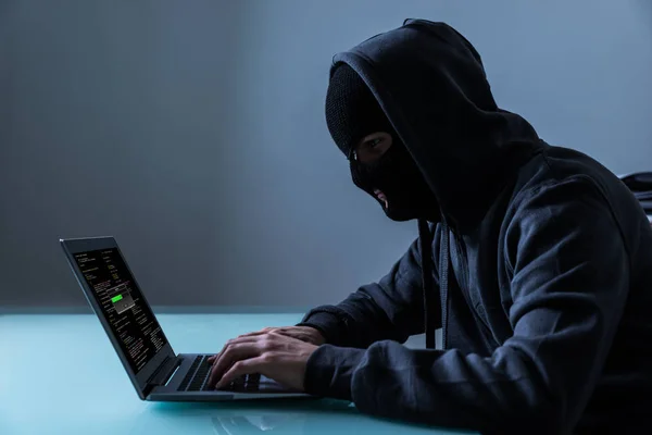 Hacker Roubando Informações Laptop Escritório Noite — Fotografia de Stock