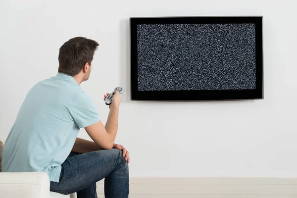 Mann Sitzt Ohne Signal Auf Sofa Vor Fernseher — Stockfoto