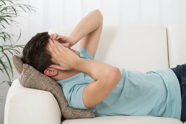 Mann Leidet Unter Kopfschmerzen Liegen Auf Sofa — Stockfoto