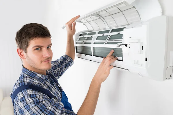 Jóvenes Técnicos Masculinos Que Reparan Aire Acondicionado Casa — Foto de Stock