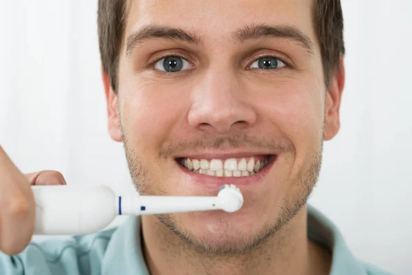 Close Young Man Brushing Teeth Dengan Sikat Gigi Listrik — Stok Foto