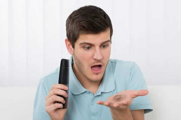 Jonge Man Houden Kam Kijken Naar Verlies Haar — Stockfoto