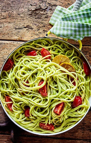 Italienische Pasta Mit Avocado Birne Frischen Tomaten Und Würziger Zitrone — Stockfoto