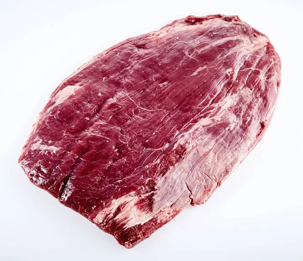生熟牛肉切碎 牛肉侧边切碎脂肪 准备烧烤或烘烤 用白色隔离 — 图库照片